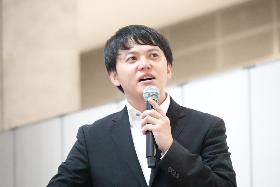 講演する窪田 剛