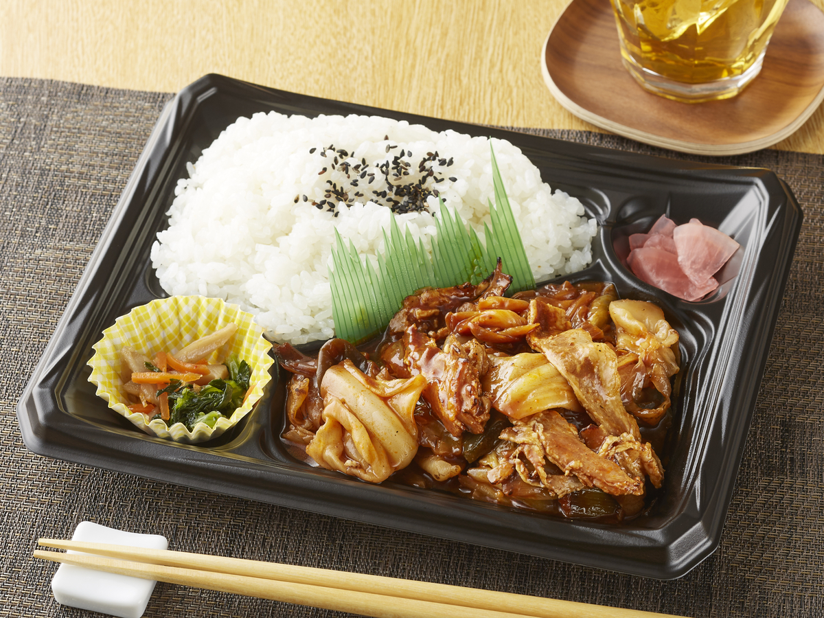 店内手づくり弁当 豚バラ肉と野菜の旨味とコク深い甘辛味噌だれが食欲をそそる。回鍋肉弁当8月2日(金)新発売 対象のお惣菜〈得とくパック〉本体価格より30円引きセール8月2日(金)~8月8日(木)実施