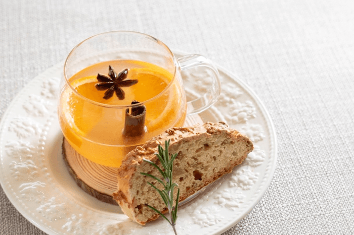 ▲自家製ほっとスパイシーレモネード(奥)と自家製ジンジャービスコッティー