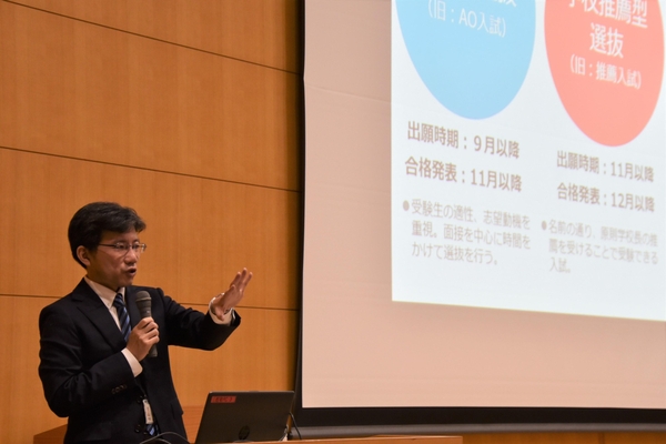 講演する田辺校舎長