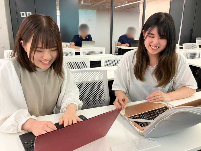 映像制作について話し合う高橋さん(右)と川田さん(左)