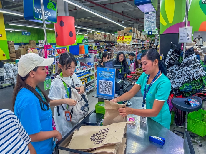 英語でお買い物にチャレンジする子どもの様子