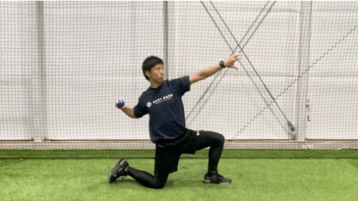 Aコース：ハーフニーリング・片手ラットプルダウン