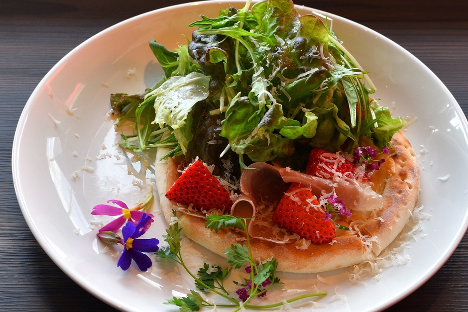 ▲古酒の舎「淡路島産いちごと生ハムのサラダピッツァ」