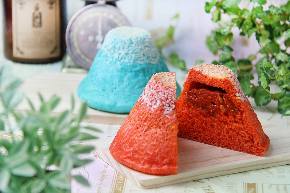 左：青い富士山カレーパン/右：赤い富士山カレーパン