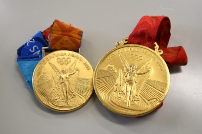 左がアテネ五輪、右が北京五輪の金メダル
