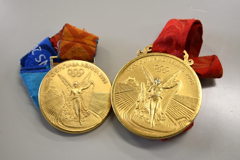 左がアテネ五輪、右が北京五輪の金メダル