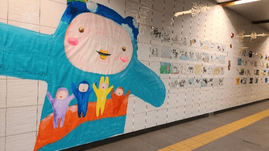 お客さまとアーティスト(左:出村谷幸子、右:鈴木ひとみ)のコラボレーション作品の展示 (中之島駅)【2021年】