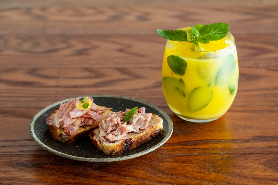 オッチサイダリー　「クランベリーカンパーニュとぬちぶたのブルスケッタ＆occi アペロセット」