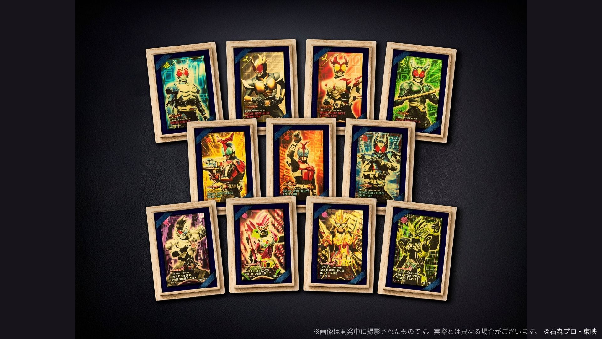 仮面ライダーエグゼイド』放送開始10周年記念 純金カードと1g純金立像