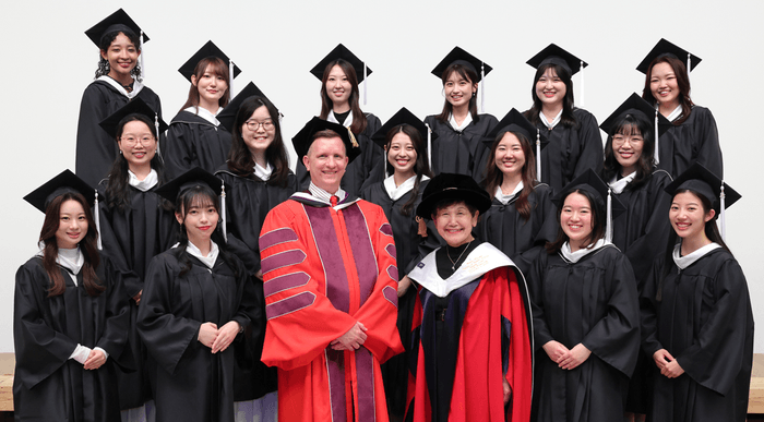 マシュー・ウィルソンTUJ学長、坂東眞理子総長とダブル・ディグリー生(2025年5月16日 TUJ卒業式)