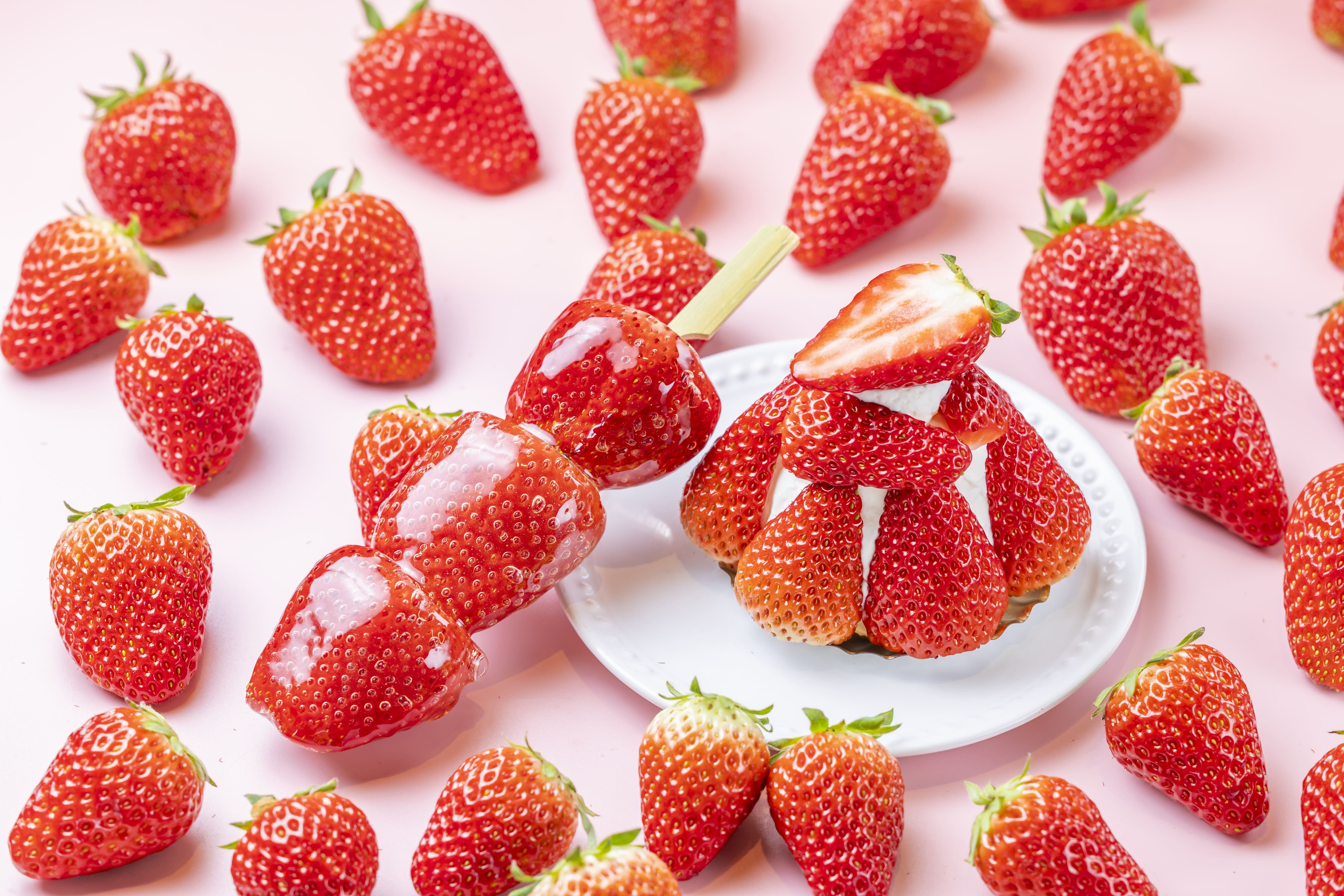 大粒いちごあめ(左)/増量!いちごのタルト(右)