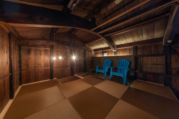 【表参道棟蔵サウナ】築200年を超えた呉服屋を改修した表参道棟。写真は蔵サウナ、２階のととのいスペース。薬草サウナ、伊吹伏流の井戸水、蔵で自然と歴史に包まれるととのい/瞑想体験を