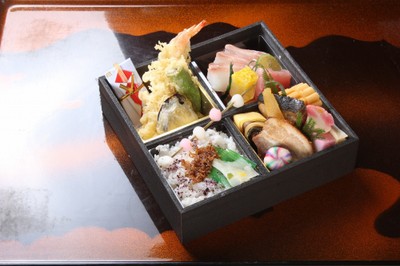 「初春」（20㎝角×1段）3,240円