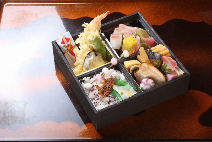 「初春」(20㎝角×1段)3,240円