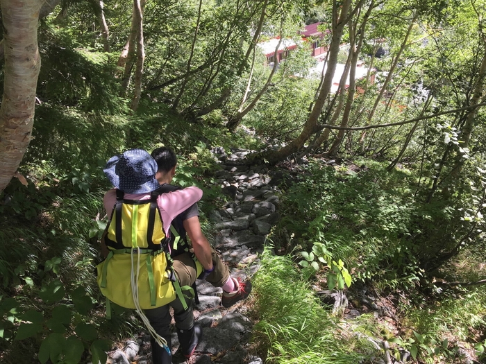 登山者の負傷等の際は救助活動も担う