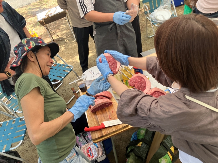 シュラスコ協会活動にて串打ちを教える姿