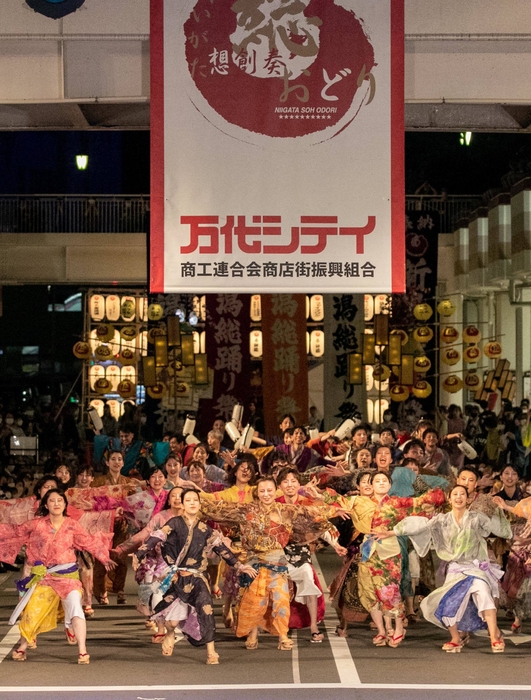 プレイベントに出演する「にいがた総おどり」