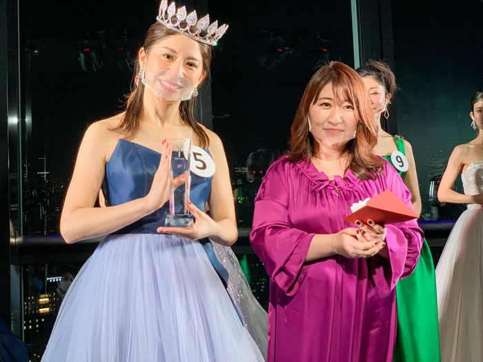 グランプリに輝いた小谷さん(左)と美ST　桐野 安子編集長