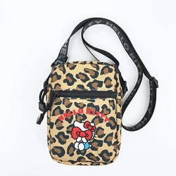 コンパクトなショルダーバッグに、目隠しキティ！必要最低限だけ持ち歩きたい人にオススメのバッグです。