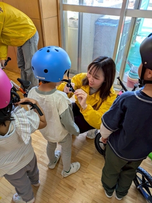 準備を手伝う学生