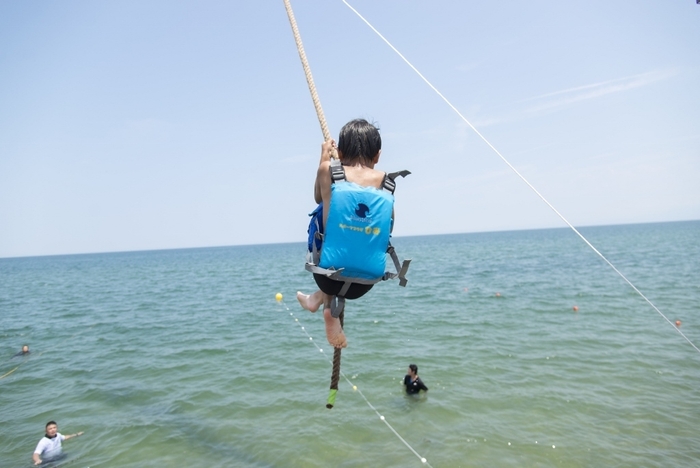 「トトタベローネ氷見」の様子/海へターザンジャンプ