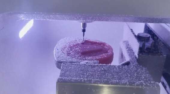 ディスクをミリングして、パーシャルデンチャー「Livionスマイル」を作成している様子