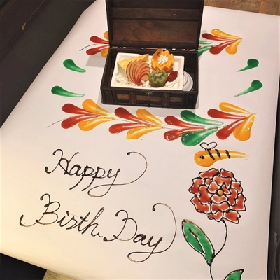 ＜心に残る誕生日・記念日を演出！＞ フルーツ＆チョコソースでお祝いの気持ちを伝える “メッセージ入りテーブルマッピング”を期間限定で無料提供