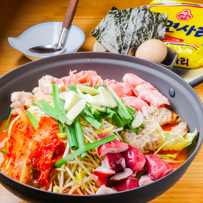 タコとホルモンの辛い鍋