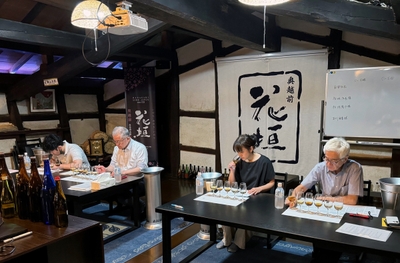 蟹乃古酒_利き酒風景