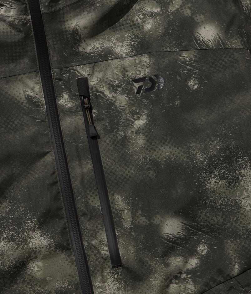 止水ファスナー付き胸ポケットと二重袖口で水の浸入を軽減