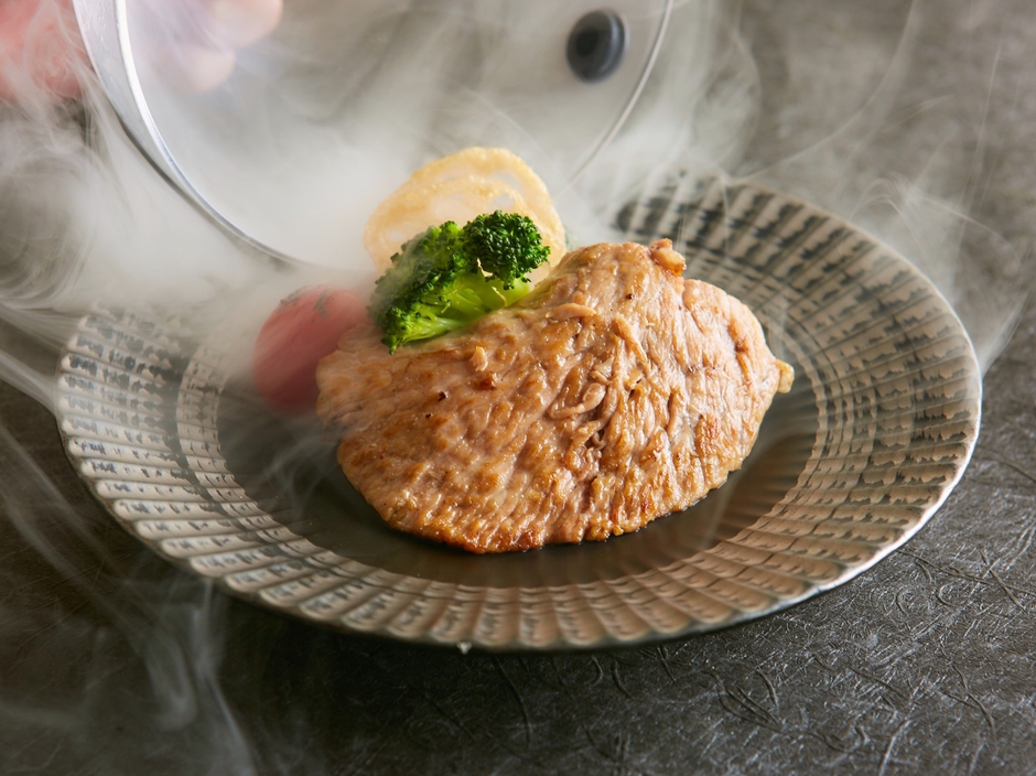 MAGUROのほほ肉ステーキ~コールドスモーク仕立て~