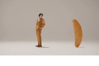 ①賀来さんがくるっと振り返ると 柿の種もくるっと後ろを向く