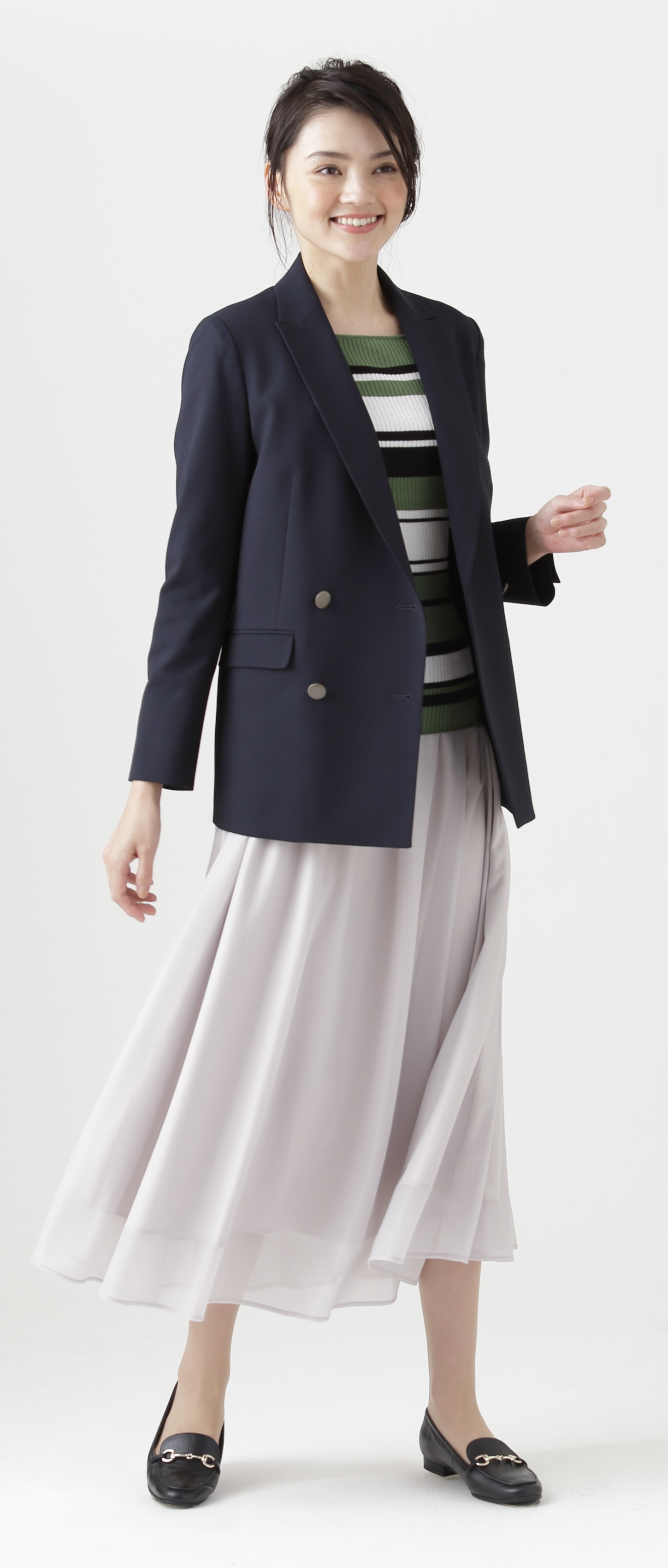 仕事服の多様化で、何にでも合う“紺ブレ”が再注目！ 女性向け、ダブル仕様のネイビーブレザーを前年比3倍の数量で展開