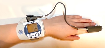 検査で使用するパルスオキシメーター