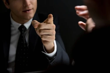 マッチングアプリで「家族や会社にばらす」と脅されたら？美人局・恐喝でお金を払う前に知っておきたい対処法