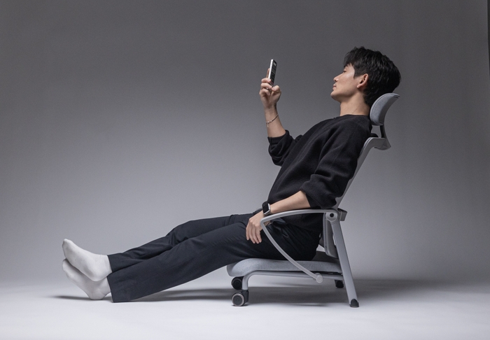 居間でスマホを見る時もピッタリ
