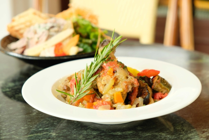 「ほろほろ鳥の煮込み 自家製ポルケッタのサラダ」