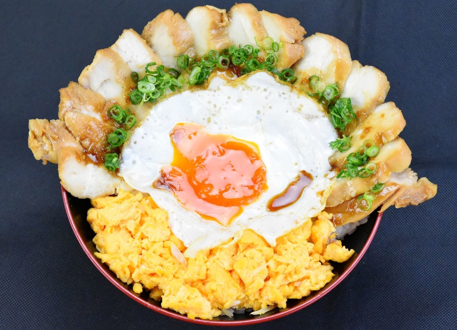 地鶏チャーシューの目玉焼き丼