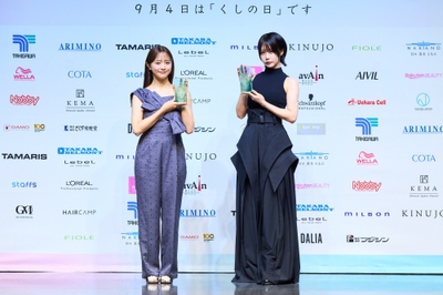 2026年受賞者の森香澄さん(左)、あのさん(右)