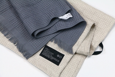 上が新商品の「PLAIN PLAID(色:チャコール)」、下が前作の「plain plaid(色:ベージュ)」