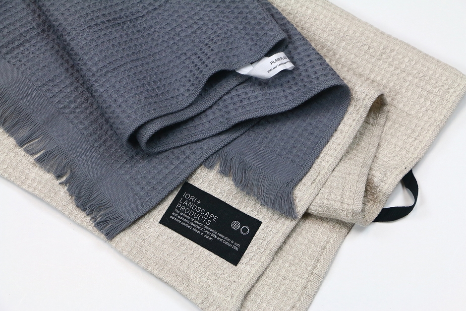 上が新商品の「PLAIN PLAID(色:チャコール)」、下が前作の「plain plaid(色:ベージュ)」