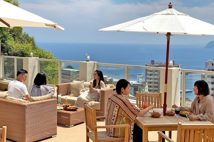 屋上テラス席では熱海海上花火を見ながら食事もできます