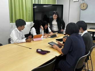 日本の高校生とカンボジアとの共同開発を行った駄菓子の試食会