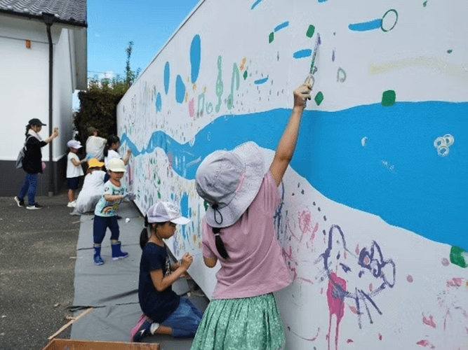 子どもたちによる壁画制作ワークショップの様子（株式会社Add Wall 提供）