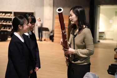 ツネイシみらい財団 広島交響楽団リハーサル・バックステージツアーに福山市内の中学吹奏楽部を招待