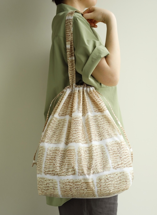 きんちゃく形にもなる麺柄エコバッグ