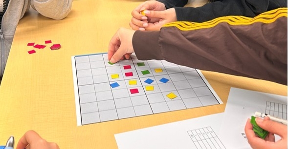 学生がアナログゲームを考える様子