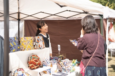 湊川公園手しごと市の様子