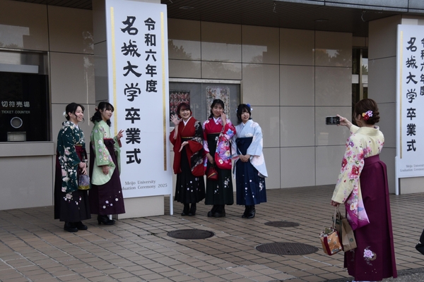 式場入り口前で記念撮影